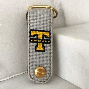 A key chain that is sitting on the ground.