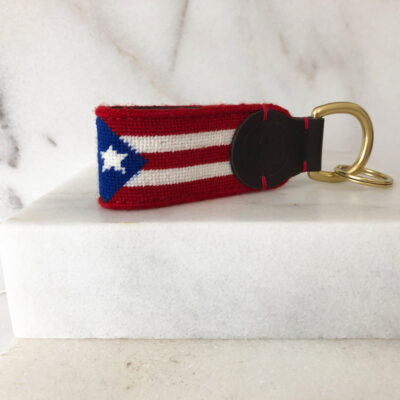 A key chain with the flag of puerto rico on it.